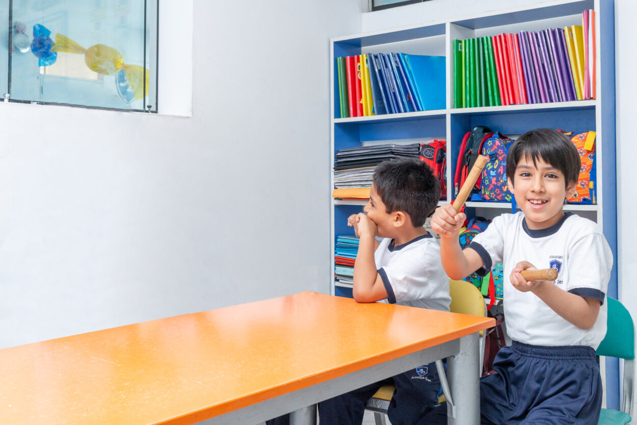 Estudiantes en un aula del Colegio Ancila Dei