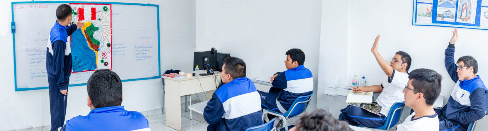 Estudiantes de secundaria participando en clase